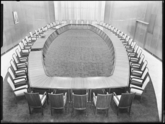 1976-5562 Een grote ronde tafel in de vergaderzaal van de Kamer van Koophandel in de Beurs aan het Beursplein.