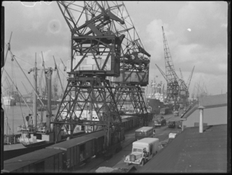 1976-5600 Schepen in de Merwehaven, aangemeerd langs de kade(n), hijskranen bij het goederenemplacement.