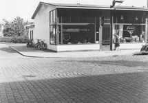 1976-5662 Winkel in typemachines aan de Rochussenstraat 44. Op de winkelruit staat: Remington Rand n.v.