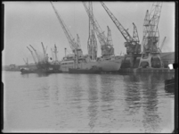 1976-5689 Schepen in de Merwehaven. Het laden en lossen van goederen met kranen.