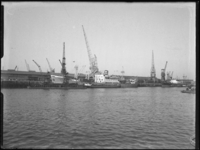 1976-5722 Aangemeerd schip, Hadar 770, in de Merwehaven.