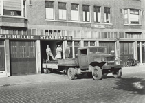 1976-5822 Gezicht op het gebouw van het bedrijf C.J.H. Muller (staalhandel) aan de Aelbrechtskade. Vrachtauto voor de ...