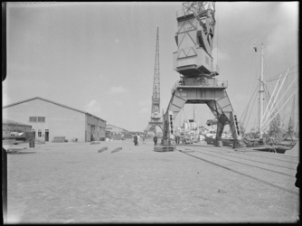 1976-6054 Het bedrijfsterrein van Hudig en Pieters bij de Gustoweg, aan de Merwehaven