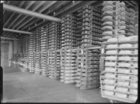 1976-6077 Opslagplaats voor Nederlandse kaas voor export in het bedrijfsgebouw van Betz & Jay, kaasexporteurs, aan de ...