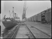 1976-6132 Aan de kade van de IJsselhaven ligt het schip de Prins Maurits van de Oranjelijn. Met op de kade walkranen.
