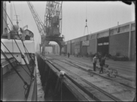 1976-6133 Aan de kade van de IJsselhaven ligt het schip de Prins Maurits van de Oranjelijn. Met op de kade de walkranen ...
