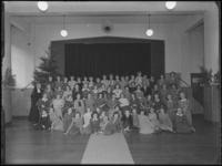 1976-6136 Meisjeslyceum. Een groepsfoto van de kinderen van het r-k Lyceum voor Meisjes aan de Breitnerstraat.