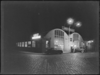 1976-6150 Autogarage Lindo aan de Baan bij nacht, gezien vanaf de Blekerstraat.