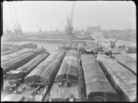 1976-6156 Overzicht van de Merwehaven, op de voorgrond binnenvaartschepen met Binghamzeilen afgedekte lading.