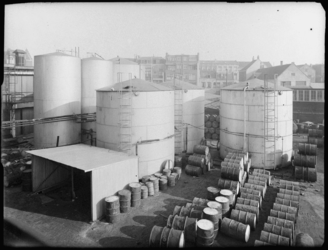 1976-6207-1 De binnenplaats van soda- en chemicaliënfabriek van Kortman en Schulte aan de Achterhaven 48.