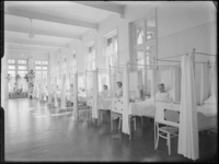 1976-6230 Een ziekenzaal in het Sint Franciscus Gasthuis.