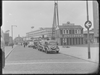 1976-6234 Binnenwegplein. De Binnenweg met een tijdelijk houten vestiging van het gebouw van de firma A. Jungerhans ...