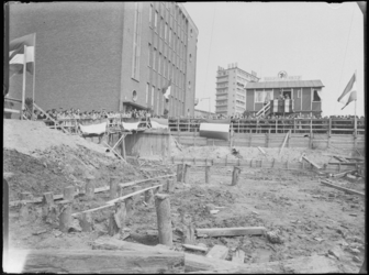1976-6236 De eerste paal voor het gebouw van de firma A. Jungerhans aan de Binnenweg. Op de achtergrond in het midden ...