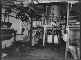 1976-6316 De machinekamer in het pand van Soda- en Chemicaliënfabriek van Kortman en Schulte aan de Achterhaven 48.