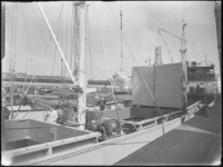 1976-6325 Overslag van stukgoederen in de Merwehaven vanuit het ruim van een schip.
