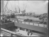1976-6327 Overslag van stukgoederen in de Merwehaven. Het laden en lossen van goederen vanuit een het ruim van een ...