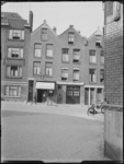 1976-6379 Een rij huizen aan de Catharina Beersmansstraat. Op de benedenverdieping een kruidenierswinkeltje en Wester ...