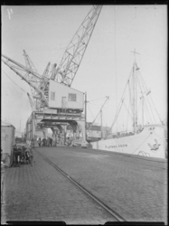 1976-6494 De kade van de Binnenhaven met kranen en schepen.