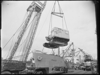 1976-6575 Kade aan de oostzijde van de Lekhaven, voor transport van een werktuig (Rovers constructie Tilburg) met ...