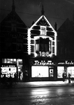 1976-6586 Het verlichte gebouw ter gelegenheid van het 125-jarig jubileum van de juwelier Stoopman aan de Nieuwe ...