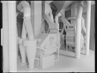 1976-6587 Interieur van de meelfabriek Meneba aan de Brielselaan.