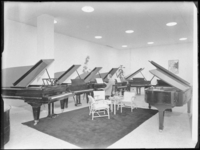 1976-6655 Het interieur van muziekwinkel Rijken & De Lange aan de Korte Lijnbaan. De winkel is gespecialiseerd in ...