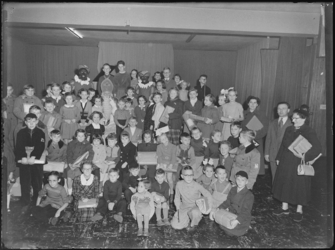 1976-6666 Kinderen op een Sint-Nicolaasfeest van de firma Molyn & Co.