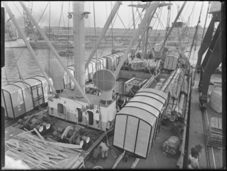 1976-6692 Laden en lossen van goederen in een schip in de Rijnhaven.