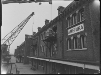 1976-6726 Kisten worden uit het pakhuis 'Amerika' aan de Entrepothaven gehesen.