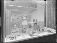 1976-6757 Etalage met klokpompen van Flygts Pompen NV.