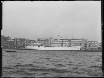 1976-6814 De Nieuwe Maas met het schip de Casablanca van rederij Dammers en Van der Heide voor de Willemskade.