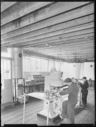 1976-6911 Een werkruimte van de expeditie van het bedrijf Deluxol Olie maatschappij nv.