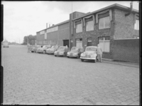 1976-6919 Personeel met personenauto's voor het bedrijf Deluxol Olie maatschappij nv. aan de Galileistraat.