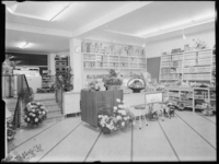 1976-6995 Interieur van een kruidenierswinkel.