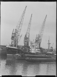 1976-7015 Schepen aan de kade van de Binnenhaven, bij de Firma A. Vijfvinkel.