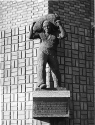 1976-7050 Het beeldhouwwerk de Lastdrager geplaatst in de gevel van het pakhuispand De Eersteling aan de Rijnhaven ...
