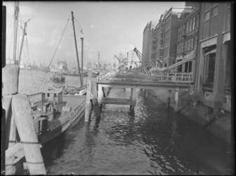 1976-7065 Op de voorgrond de zuidzijde van de Maashaven, met graan lossen bij de stoommeelfabriek De Maas tussen de ...