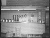 1976-7186 De kantine van Radio-Holland N.V. aan de Sluisjesdijk. Op de voorgrond kratten met melkflessen.