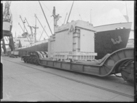 1976-7256 Een kade aan de noordzijde van de Rijnhaven met een transformator op een speciaal treinstel voor transport ...