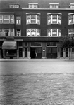 1976-7368 Gezicht op de westzijde van de Samuel Mullerstraat nabij het Samuel Mullerplein.
