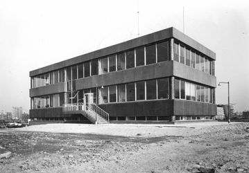 1976-7390 Een kantoorgebouw aan de Boompjes.