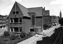 1976-7681 Gezicht op de H.J. van Wijlenschool aan de Buitenhofstraat 145-175 met links de Essenburgstraat. Op de ...