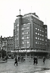 1976-7721 De hoek Coolsingel - Aert van Nesstraat met hotel Atlanta.