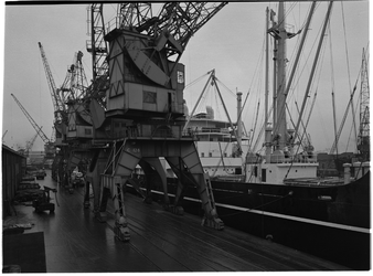 1976-7770 Het schip de Astrid Bakke voor overslag aan de kade van de Merwehaven.