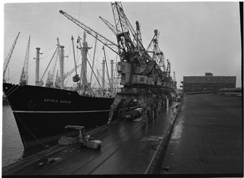 1976-7771 Het schip de Astrid Bakke lost goederen aan de kade van de Merwehaven.