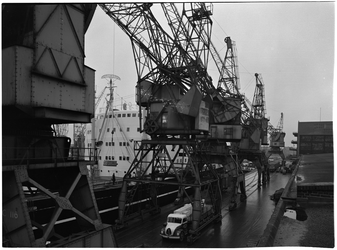 1976-7772 Het schip de Astrid Bakke aan de kade van de Merwehaven.