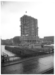 1976-7778 De Maastorenflat aan de Leuvehaven in aanbouw. De vlag is in top en mensen staan op het dak vanwege het ...