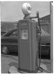 1976-7787 Een Gulf benzinepomp. Benzinestations.