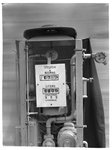 1976-7788 Een Gulf benzinepomp. Detailopname van de benzinemeter en de literprijs. Benzinestations.