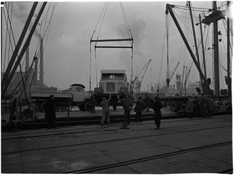 1976-7861 Het laden en lossen van vrachtwagens op de kade in de haven.
